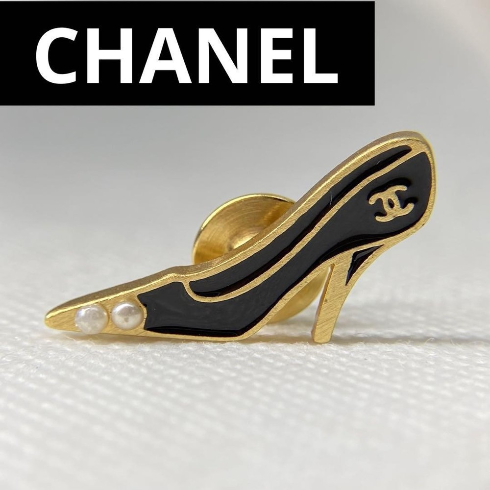 Chanel Brooch Badge Tie Pin Gold Black Pearl Fashion Accessories Used