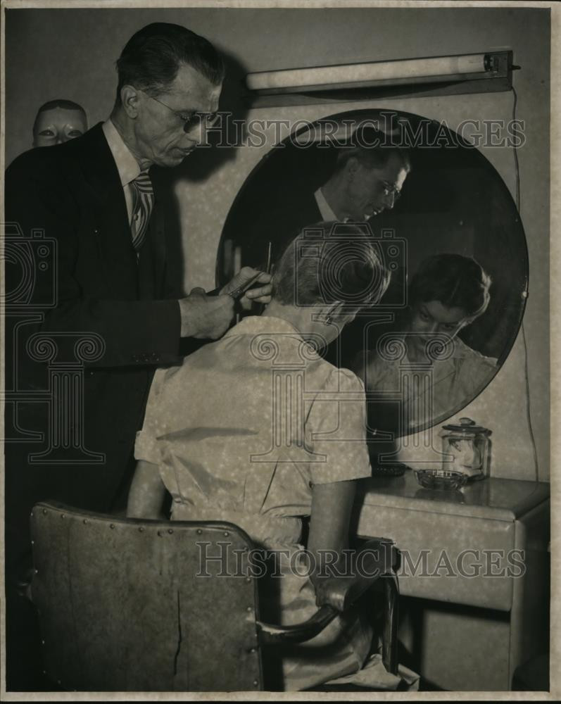 1948 Press Photo Hair styling - cvb09299