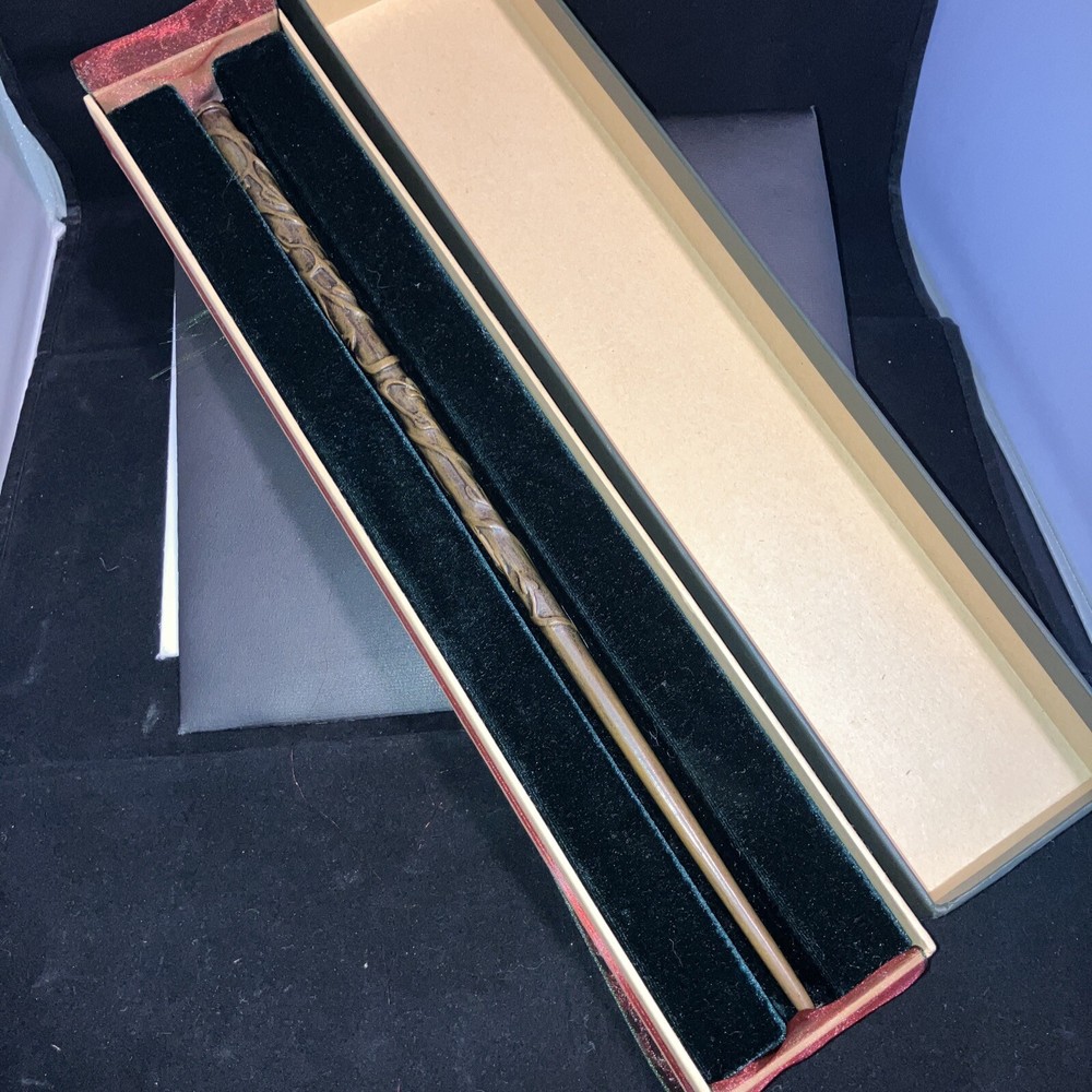 Universal Studios Hermione Granger Harry Potter Wand in Collectible Box