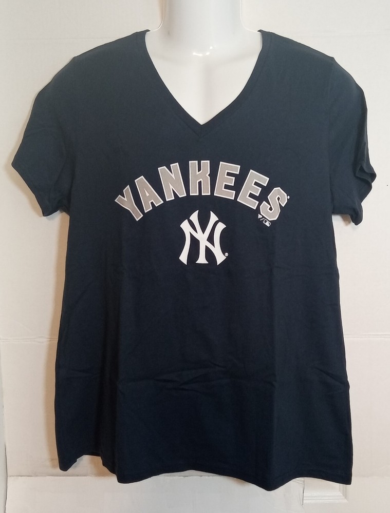 New York Yankees Fanatics Women's Blue V-Neck Shirt Large