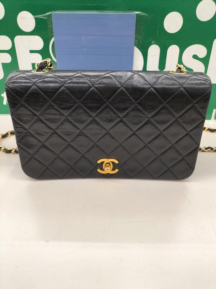 CHANEL Matelasse Chain Shoulder Bag in Quilted Leather 814553