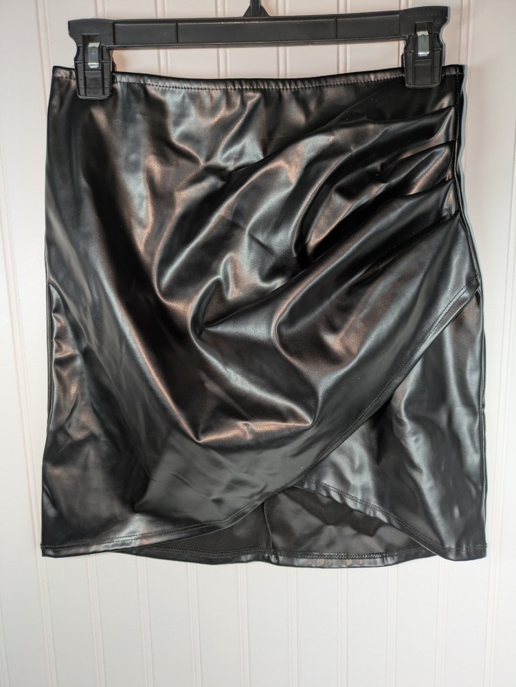 Windsor Women's Size Medium Faux Leather Mini Skirt Black Wrap Style Back Zipper