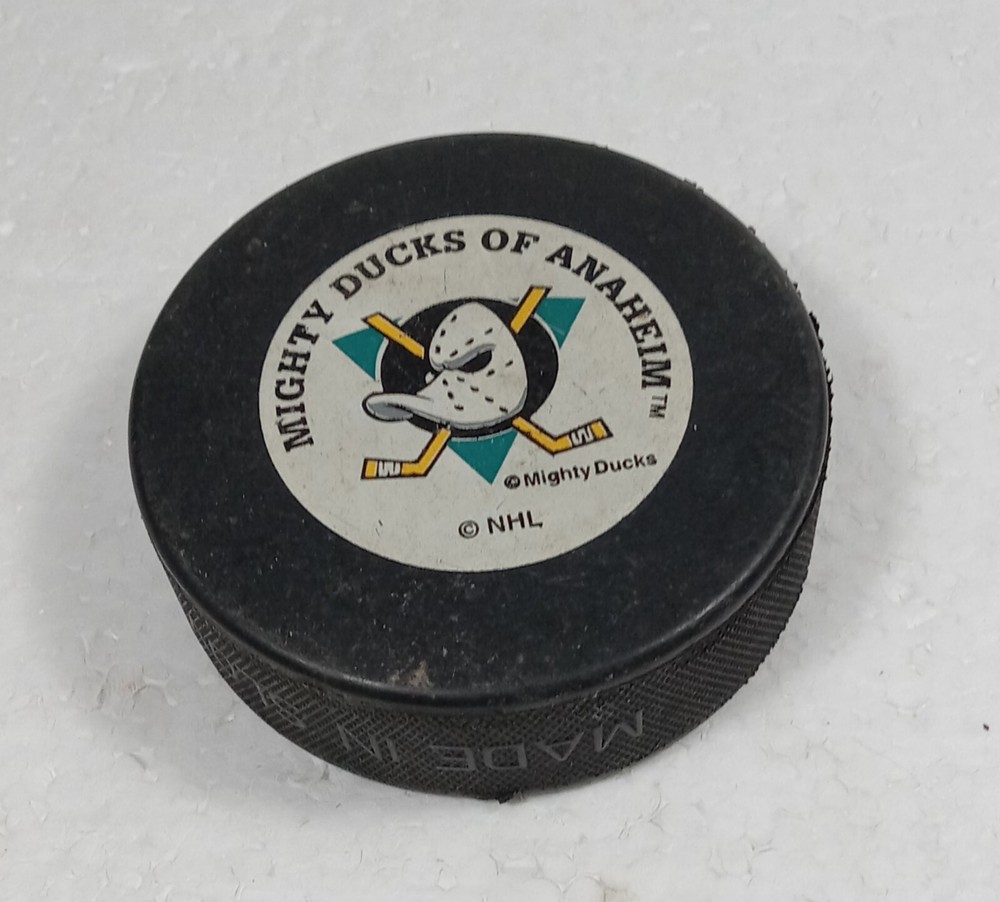 VTG Anaheim Mighty Ducks TRENCH MFG NHL Hockey Puck Vegum Slovakia Official