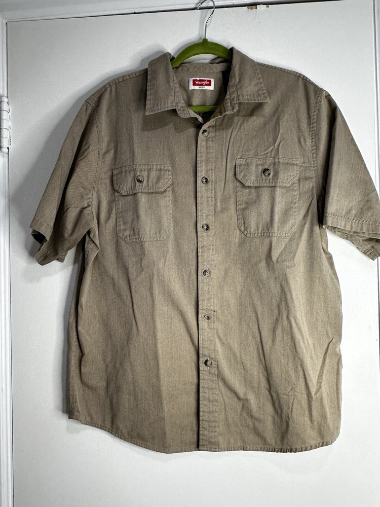 Wrangler Men's Large Button Down Short Sleeve Shirt Tan. Front button Pockets