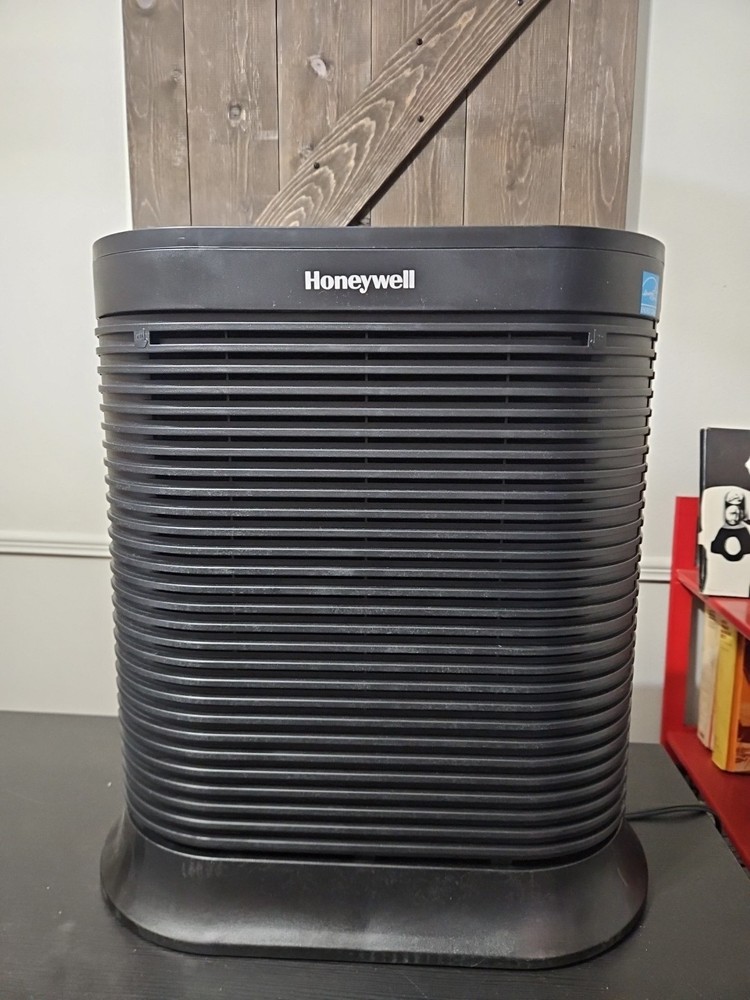 Honeywell HPA-200 True HEPA Air Purifier with Allergen Remover Very Lightly Used