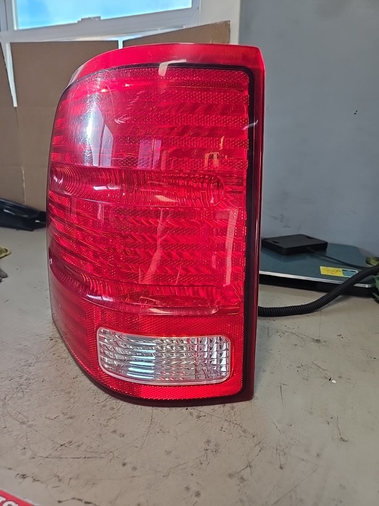 2003 Ford Explorer Driver Left Side Tail Light Taillight TSR6M