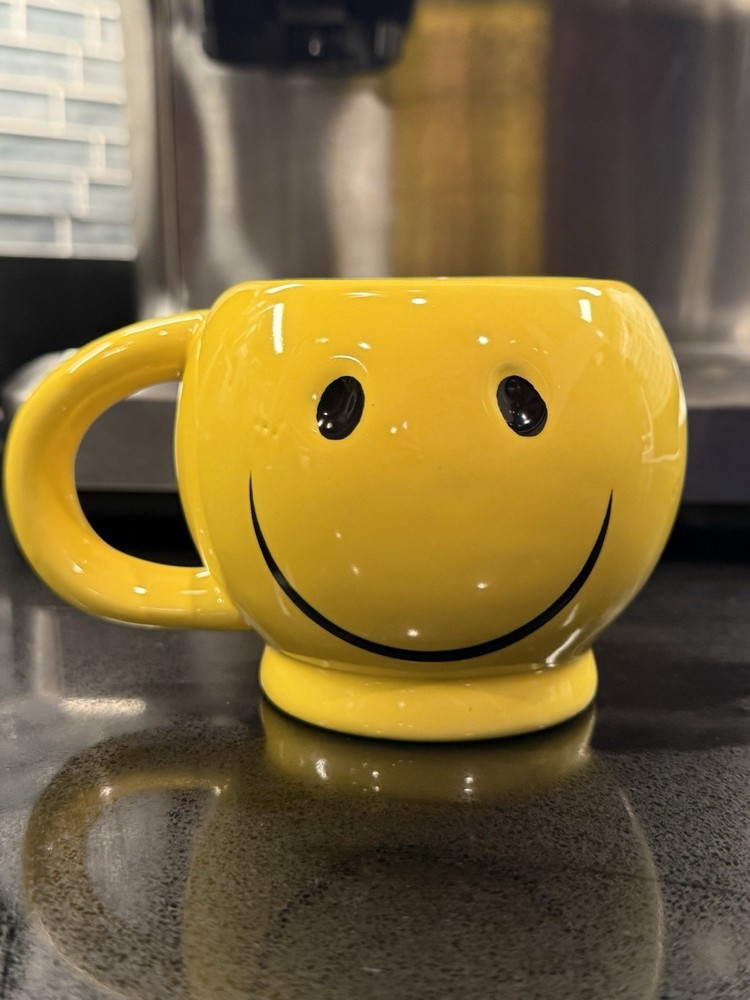 Vintage-Style Yellow Smiley Face Mug – Happy Face Ceramic Cup