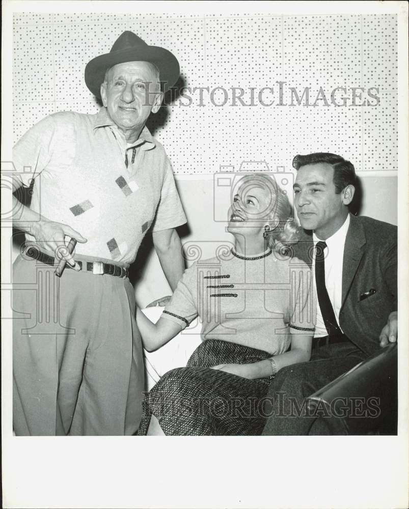 Press Photo Entertainer Jimmy Durante Poses with Couple - afa54681