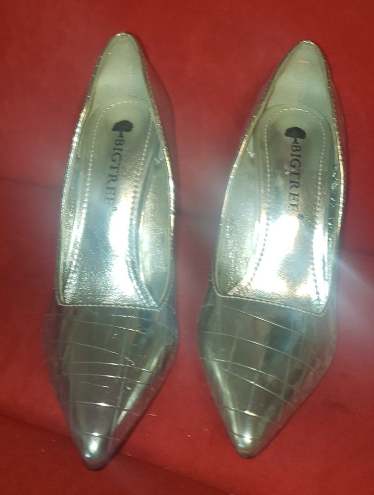 Silver METALLIC STILETTOS SIZE 4.6