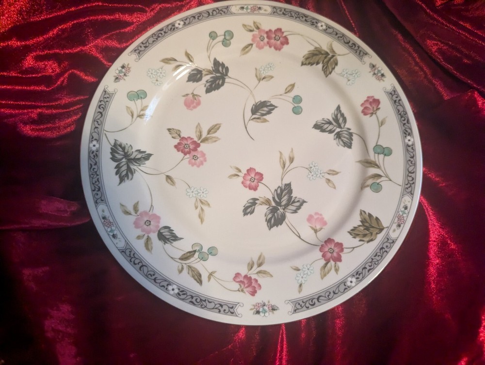 Andrea by Sadek Cake Plate