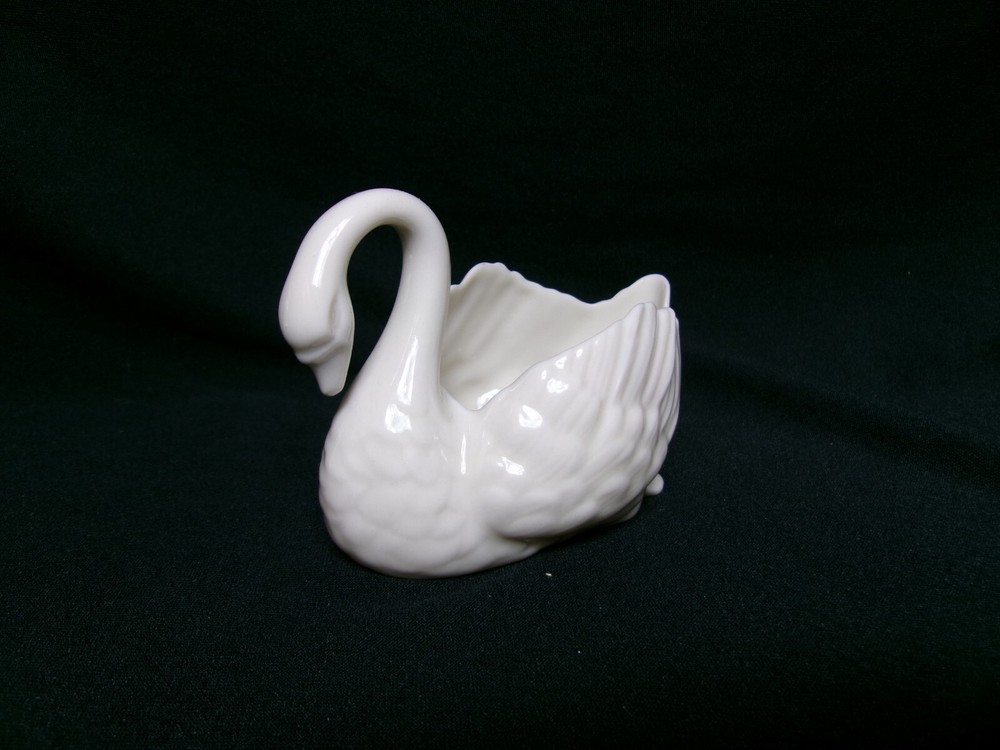 Beautiful LENOX Porcelain Vintage Delicate Swan Trinket Ring Dish, USA -EUC (B)