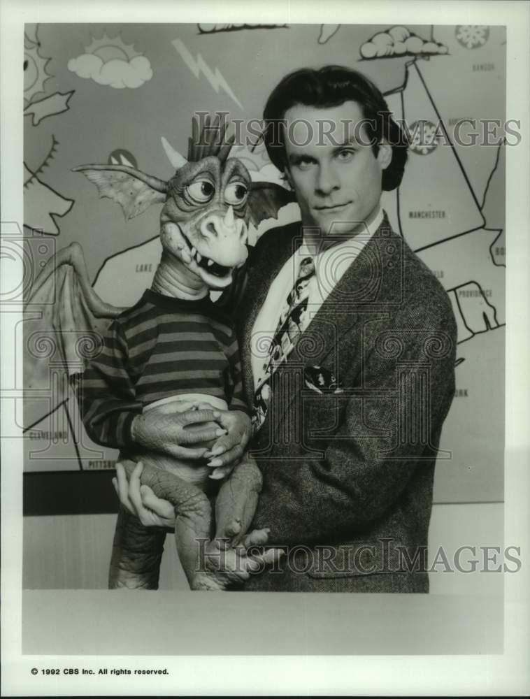 1992 Press Photo Jonathan Walker and Scorch the dragon star in CBS-TV's 
