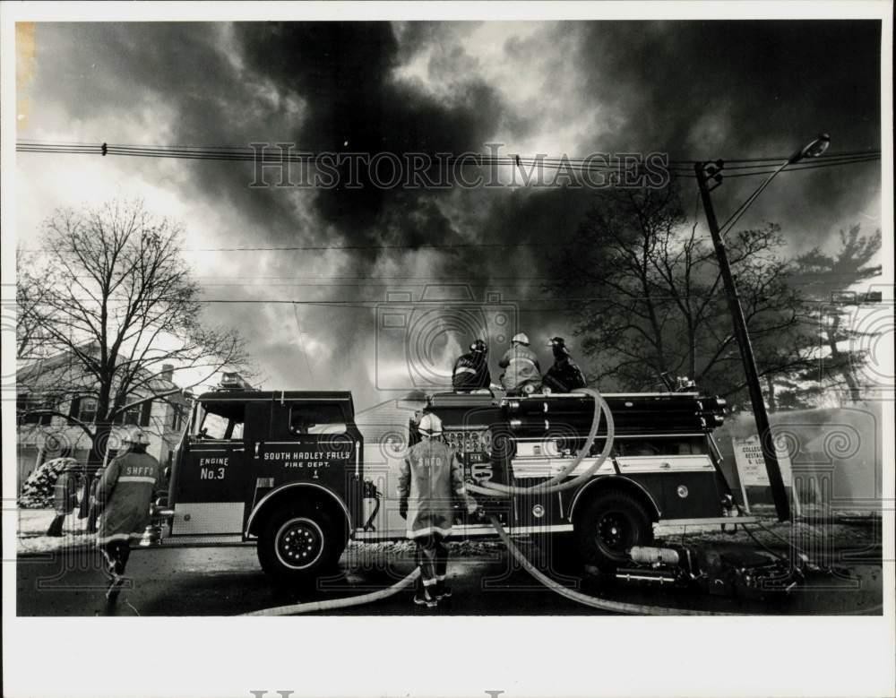 1985 Press Photo Firemen Fight College Inn Restaurant Fire, South Hadley