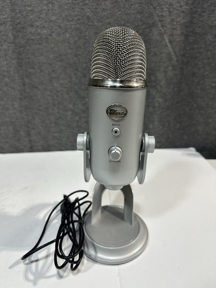 Blue Yeti Professional USB Condenser Microphone with Stand - Silver