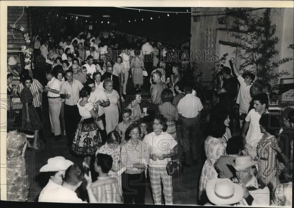 1963 Press Photo The crowd at San Antonio Fiesta - saa73720
