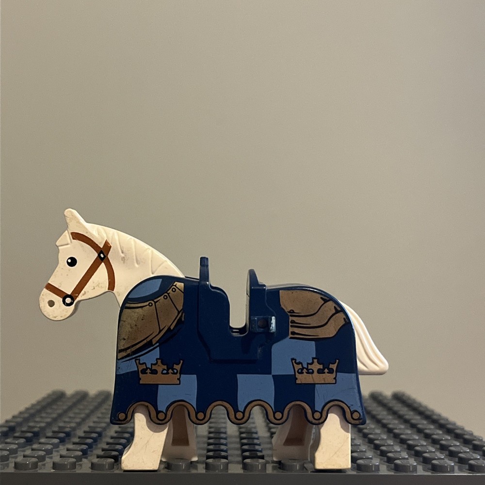 LEGO Castle Fantasy Era Horse w/ Barding Ruffled Edge Gold Crowns 2490pb07 - 1Q