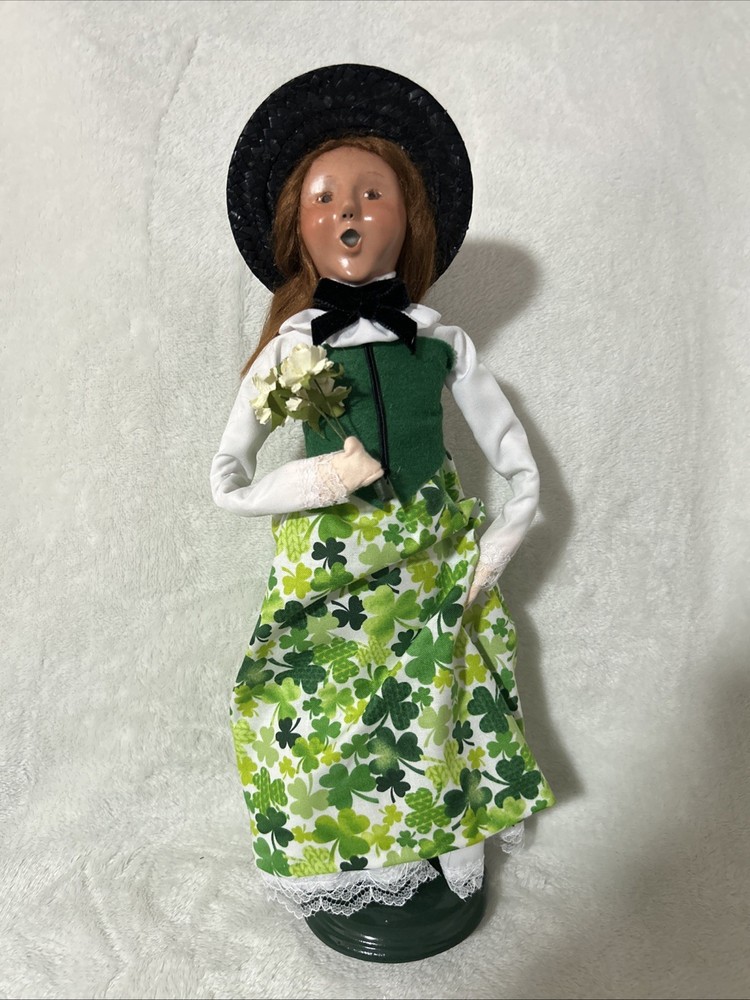 BYERS CHOICE 2022 ST. PATRICK'S DAY IRISH WOMAN HOLDS BOUQUET OF FLOWERS BX3