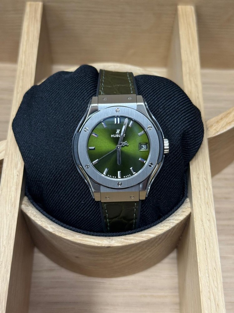 HUBLOT 581.NX.8970.LR  CLASSIC FUSION 33MM GREEN DIAL ALLGATOR STRAP