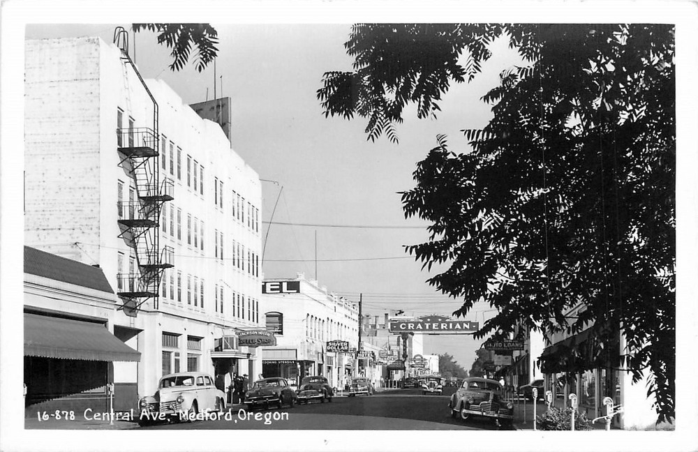 1940s Medford Oregon Central avenue autos Motel businesses RPPC Postcard 25-7892