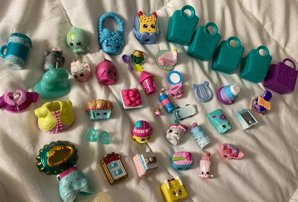 So sweet. ￼Shopkins Assorted 40+ Figures Accessories