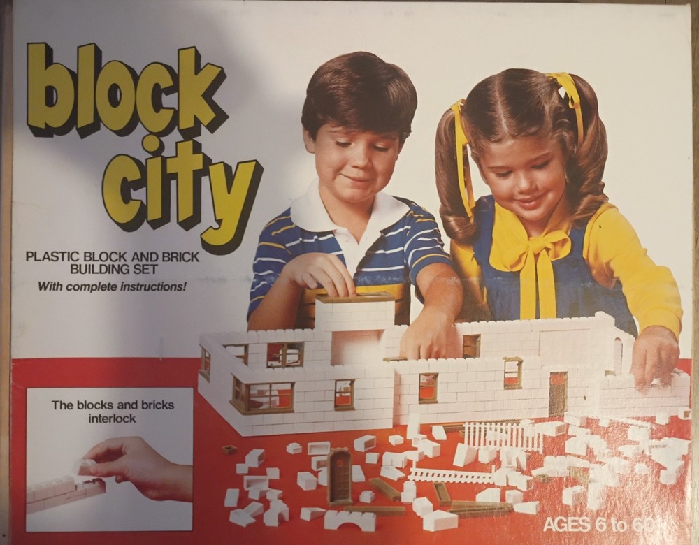 Block City The Oak Meadow 825+ Piece Plastic Block Set with Storage Tray