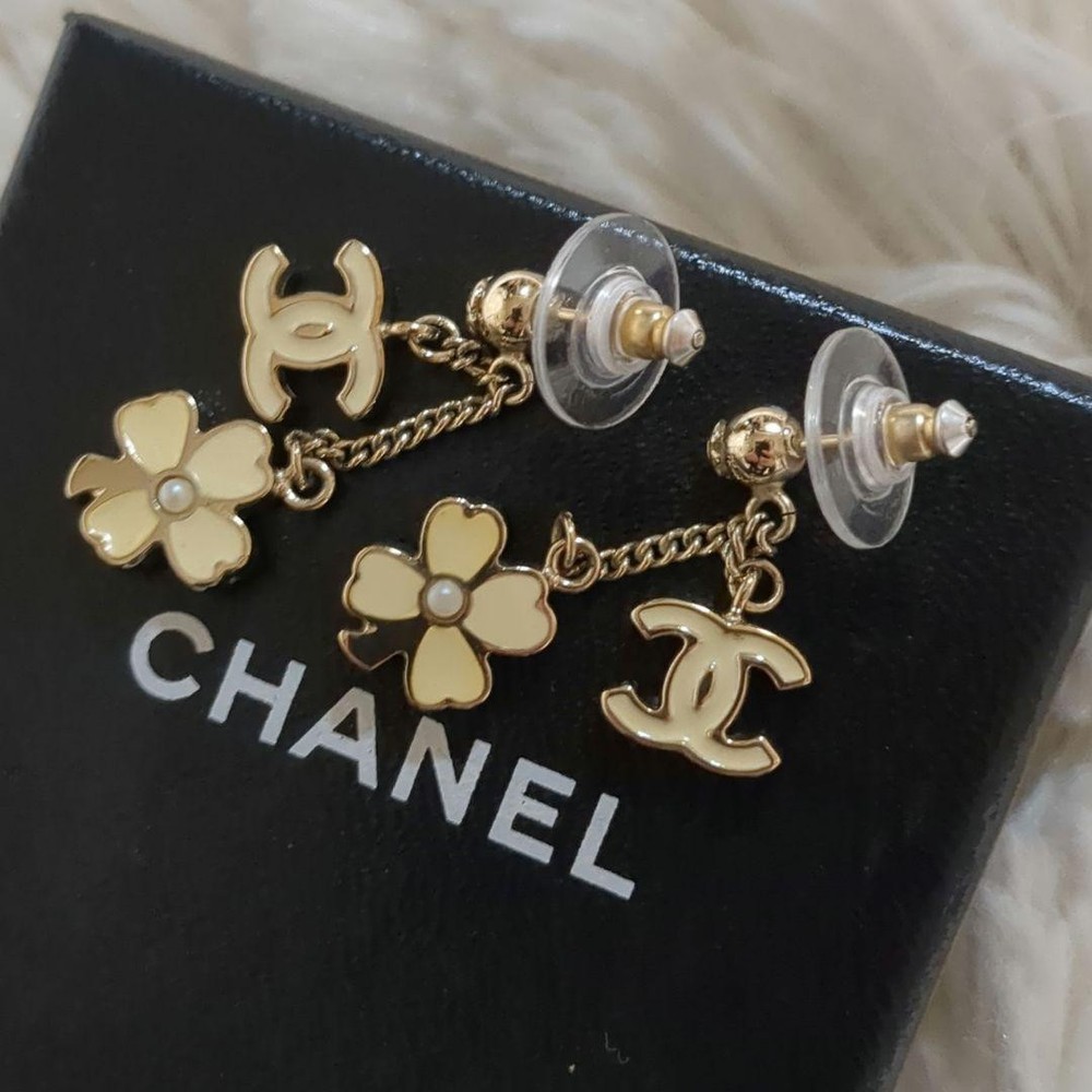 CHANEL Coco Vintage Four-Leaf Clover Earrings Pre-Owned Excellent Condition