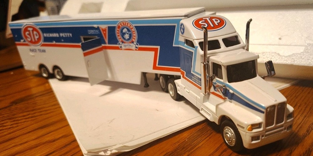 '92 Diecast Racing Collectables 1:64 Richard Petty Pontiac Race Team Car Hauler