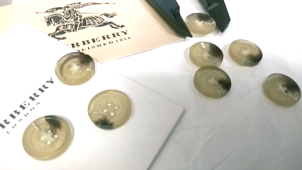 Burberry Button London Stamped 15 mm beige/ brown Resin single button