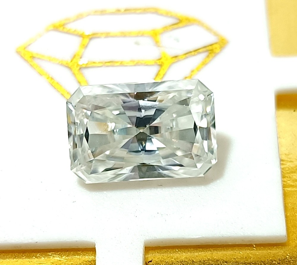 Loose Lab-Grown CVD Diamond 4 Ct Radiant Cut VVS1 - F Certified Diamond