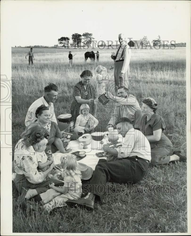 1959 Press Photo Group of picknickers enjoys an outdoor meal - lra41601