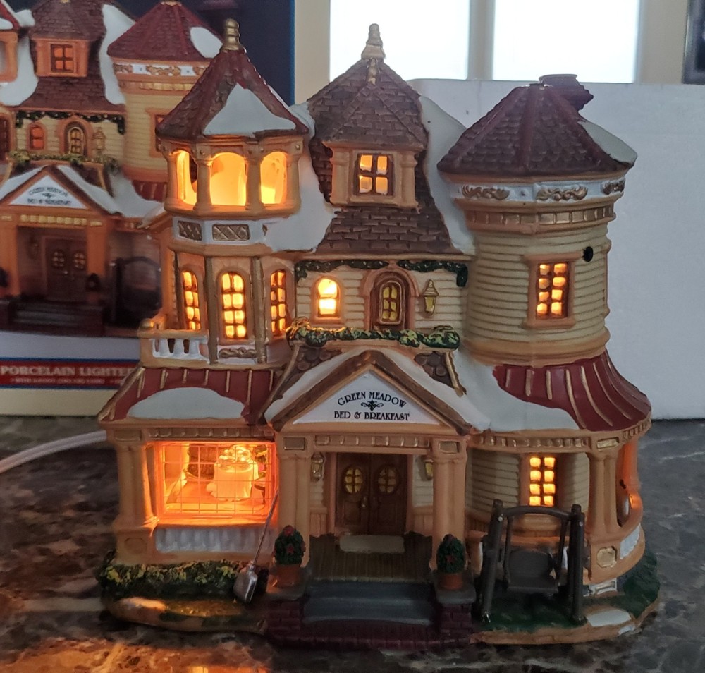 Lemax Green Meadow Bed & Breakfast Christmas Village RARE (Missing Flag & Sign)