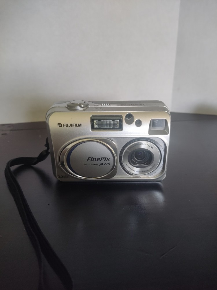 Fujifilm FinePix A210 3.2MP Digital Camera in Silver