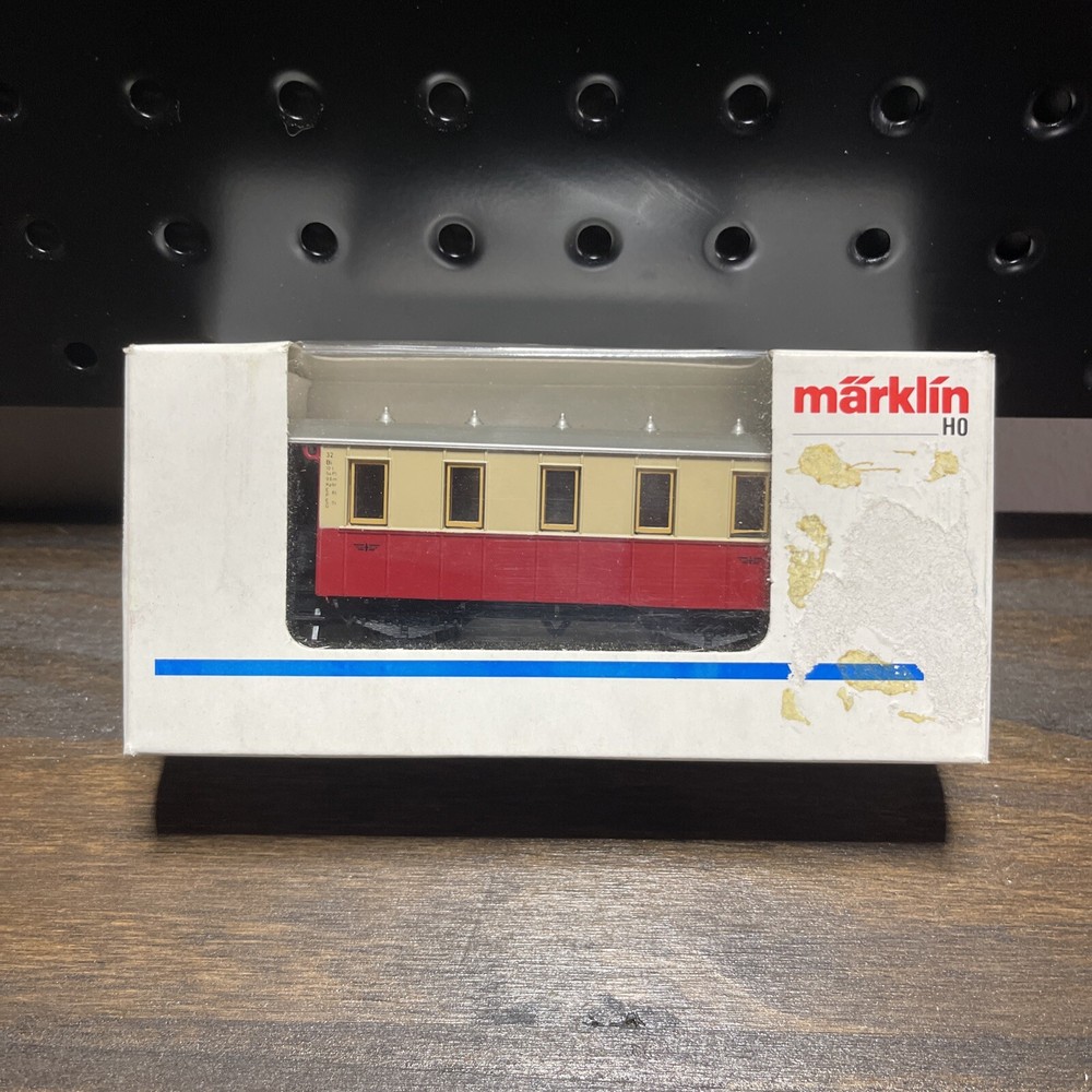 NEW - MARKLIN-#4107- COACH PASSENGER CAR - HO SCALE