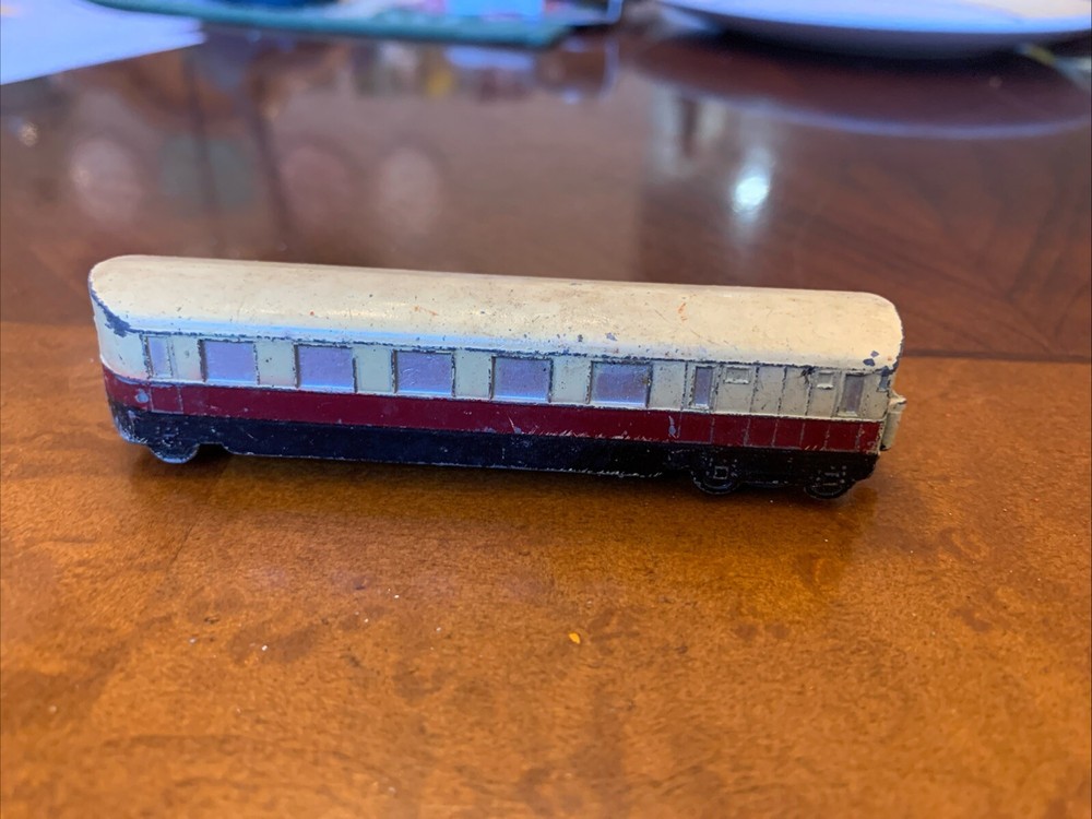 VINTAGE DIECAST DINKY Train CARRIAGE