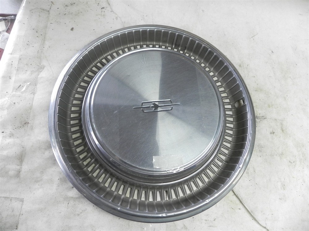 1971 1972 OLDSMOBILE 15 INCH HUB CAP WHEEL COVER HAS A FEW DINGS COOL VINTAGE