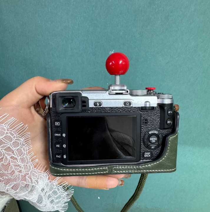 Fujifilm Fuji X-E2 16.3MP Mirrorless 3.1in Silver Digital Camera