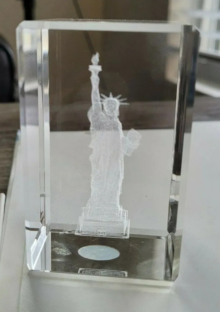 STATUE OF LIBERTY NEW YORK 3-D LASER ETCHED IN GLASS PAPERWEIGHT  PO C6