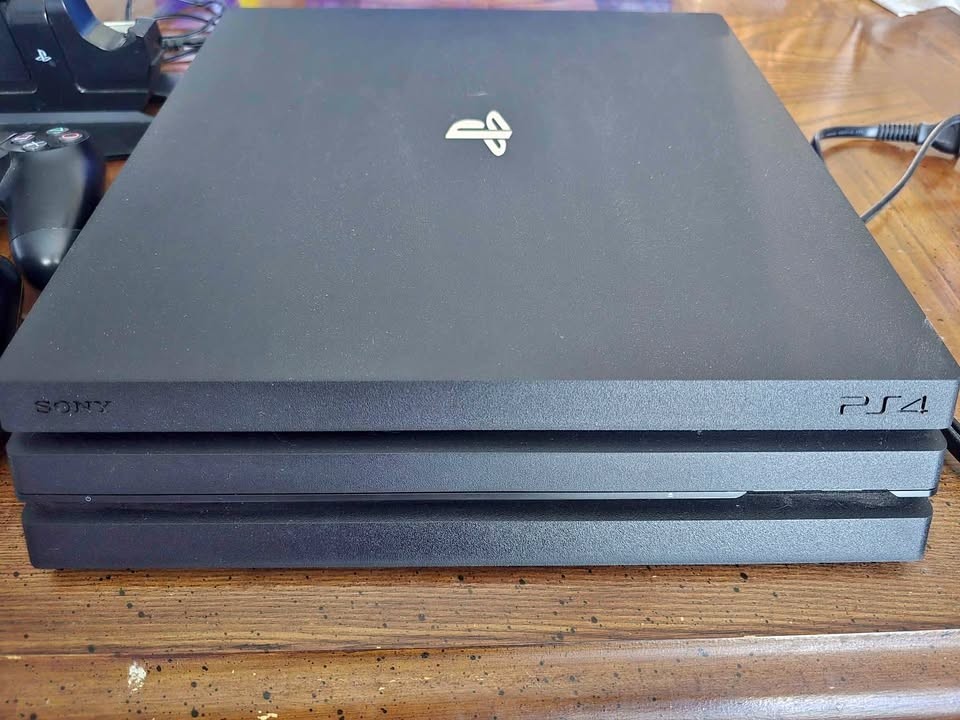 Sony PlayStation 4 Pro 1TB Console - Black - Excellent Condition - Fully Working