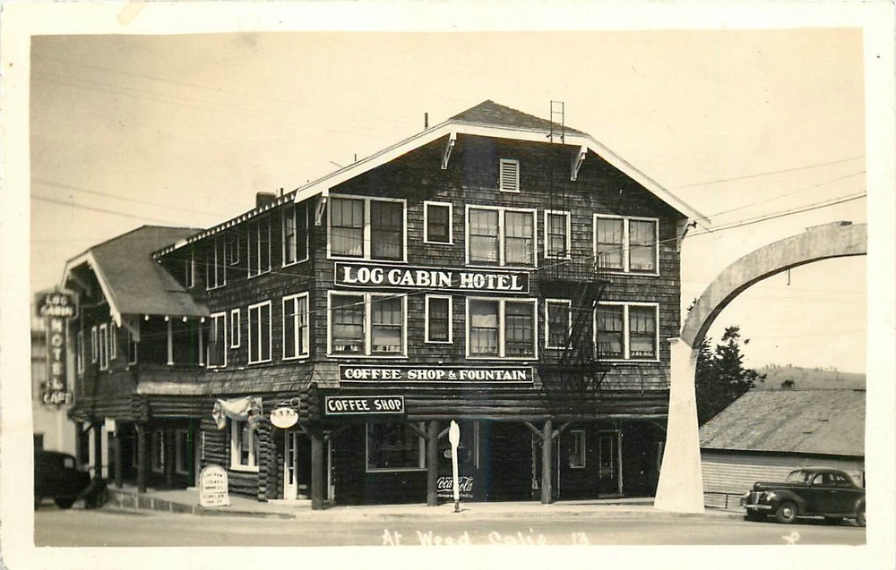 1930s Weed California Siskiyou log cabin Hotel Postcard RPPC 25-88