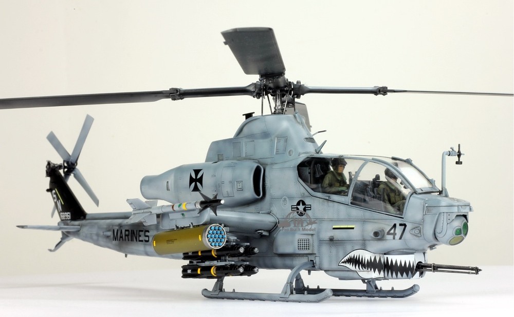 PreSale ProBuilt 1:35 USMC AH-1Z Viper /w 2 Pilots-image