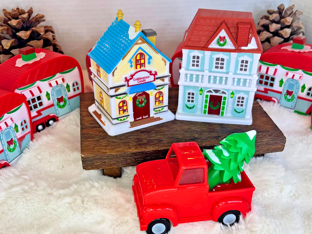 Cobblestone Corners Village Lot 10pc Light-up/Houses/Trailers/Truck