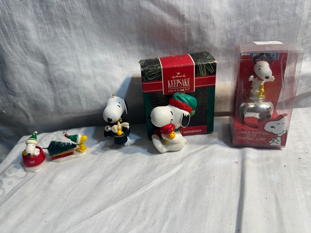 Lot of 5 snoopy and Woodstock 