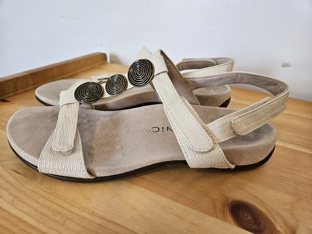 Vionic Womens Rest Farra ll WVN Patent Leather T Strap Sandals Cream 8.5