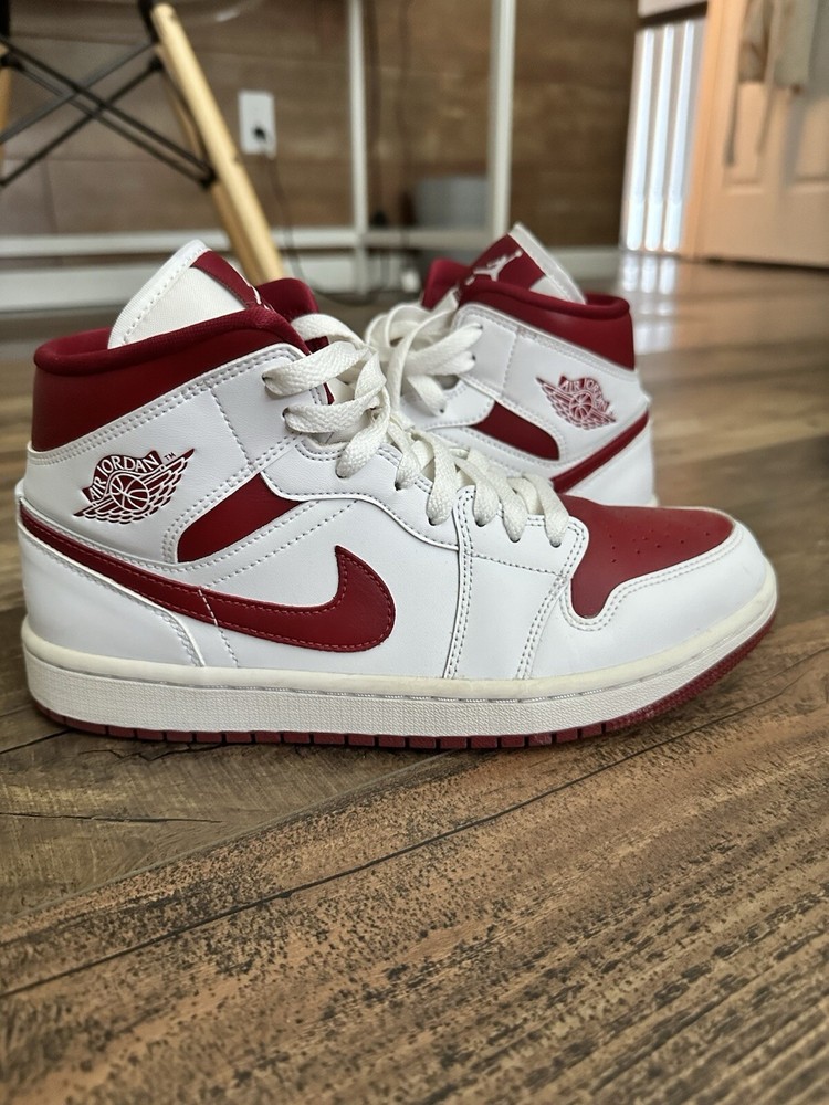 Reverse Chicago Nike Dunks - Women’s 9, Men’s 7.5