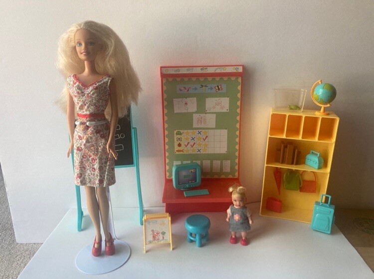 ♡ HTF 2006 Barbie Play All Day Teacher and Classroom Playset ♡