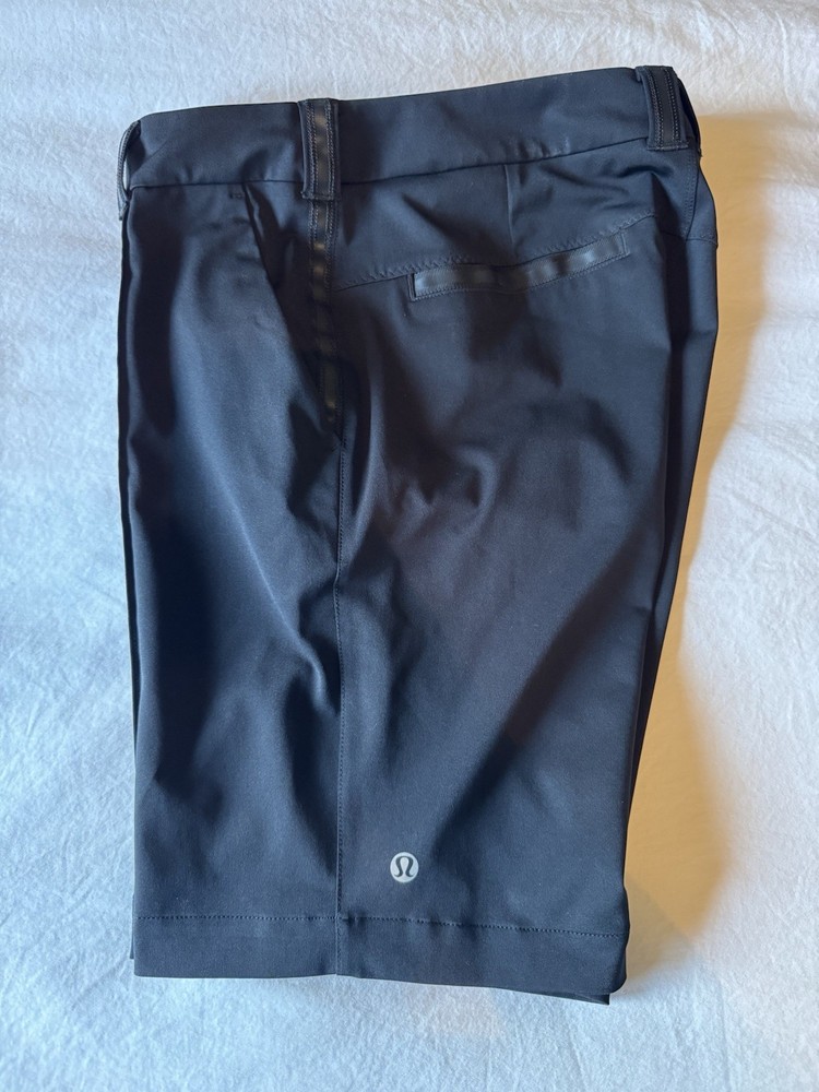 Lululemon Womens Club II Bermuda Golf Shorts 9 Inch Inseam Mid Rise Black