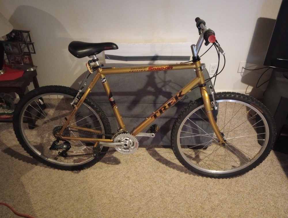 PRISTINE 21 INCH TREK SNAP ON EDITION MOUNTAIN BIKE!!
