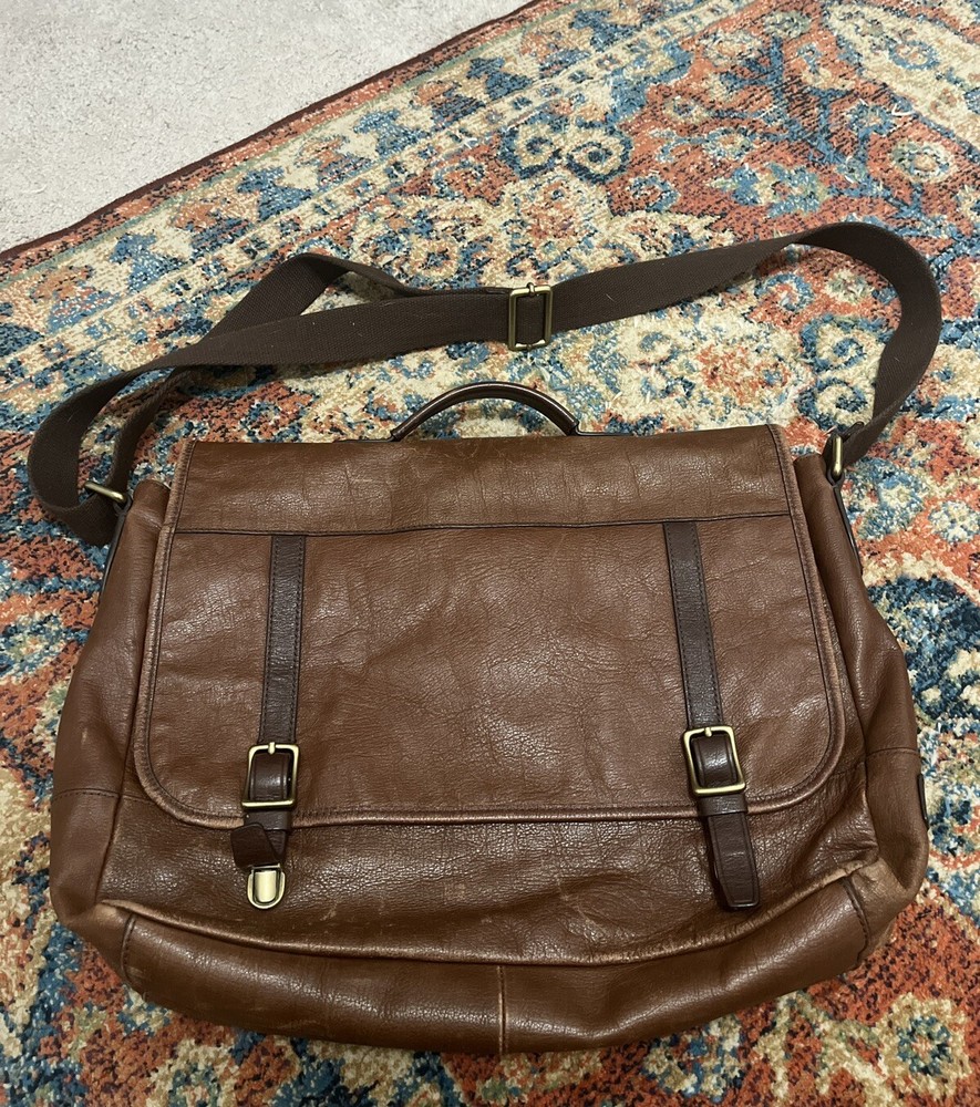 Fossil Genuine Leather Messenger Bag in Excellent Used Condition  