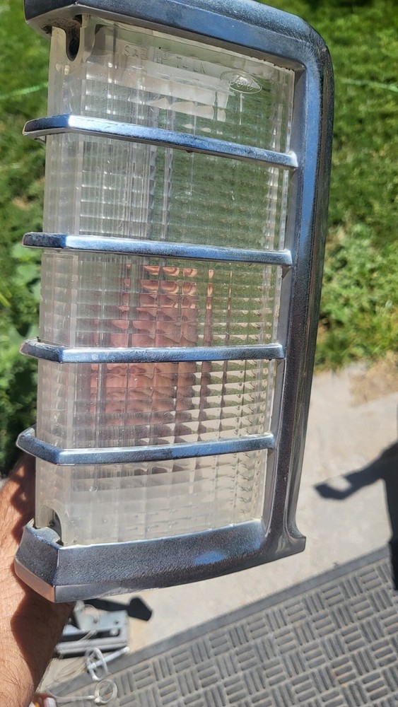 TURN SIGNAL LIGHT ASSEMBLY LINCOLN CONTINENTAL TOWN CAR  77 78 79