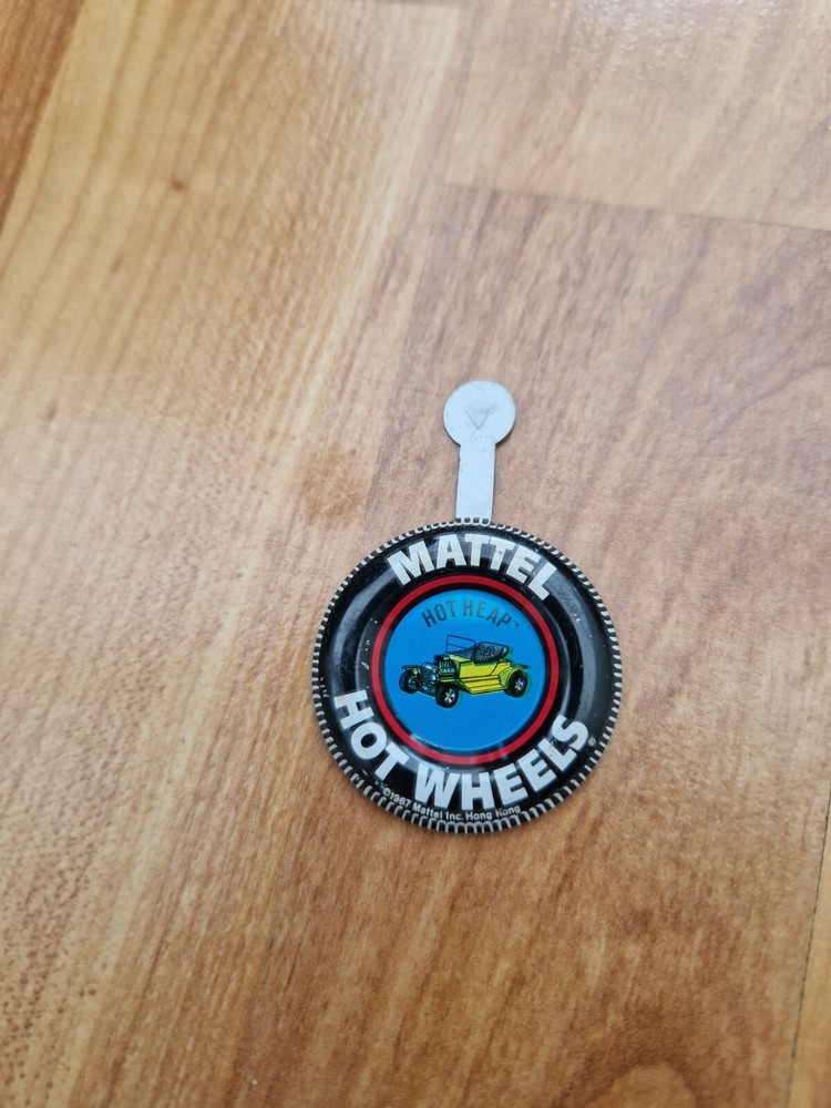 VINTAGE HOT WHEELS REDLINE HOT HEAP CAR TINPLATE BUTTON BADGE